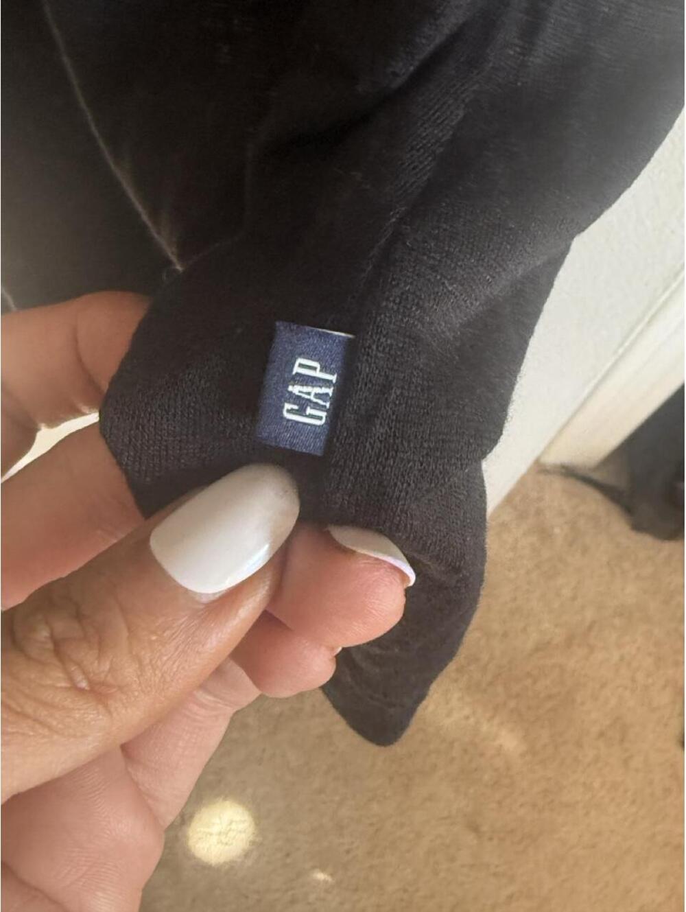 GAP Black V-Neck T-Shirt XL Made in Vietnam - Picture 2 of 3